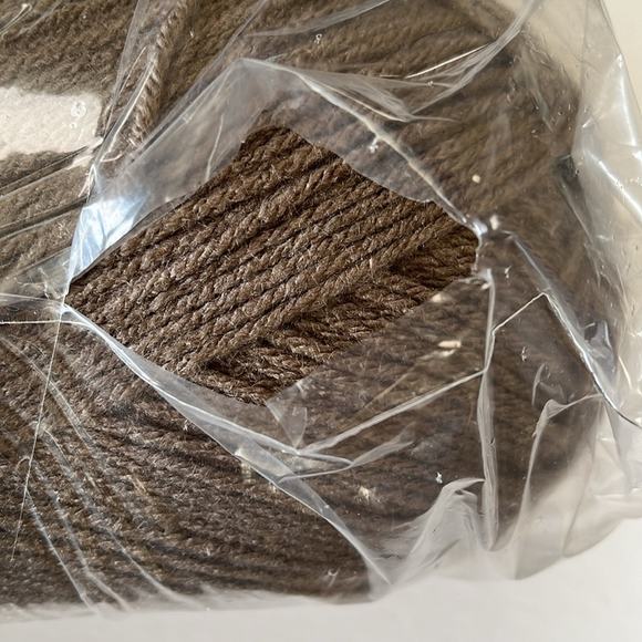 Jumbo Skein Worsted Yarn Acrylic 1 Pound Milk Chocolate Brown 4 Ply - Picture 2 of 5